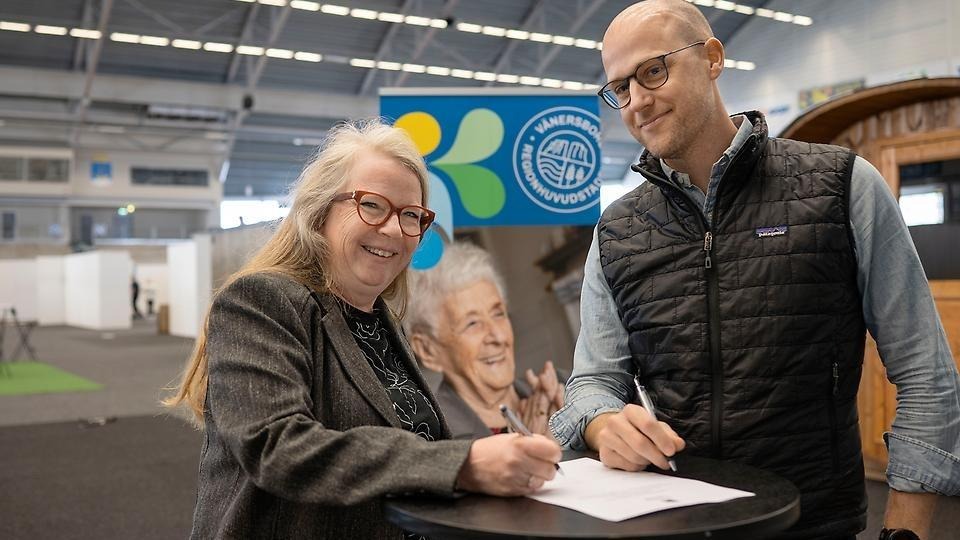 Ann-Marie Jonasson (S), ordförande i samhällsbyggnadsnämnden och Joakim Antonsson, affärschef NCC Building Sweden