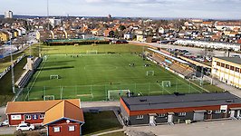 Bild över fotbollsplanen och kringliggande område sett från ovan. 